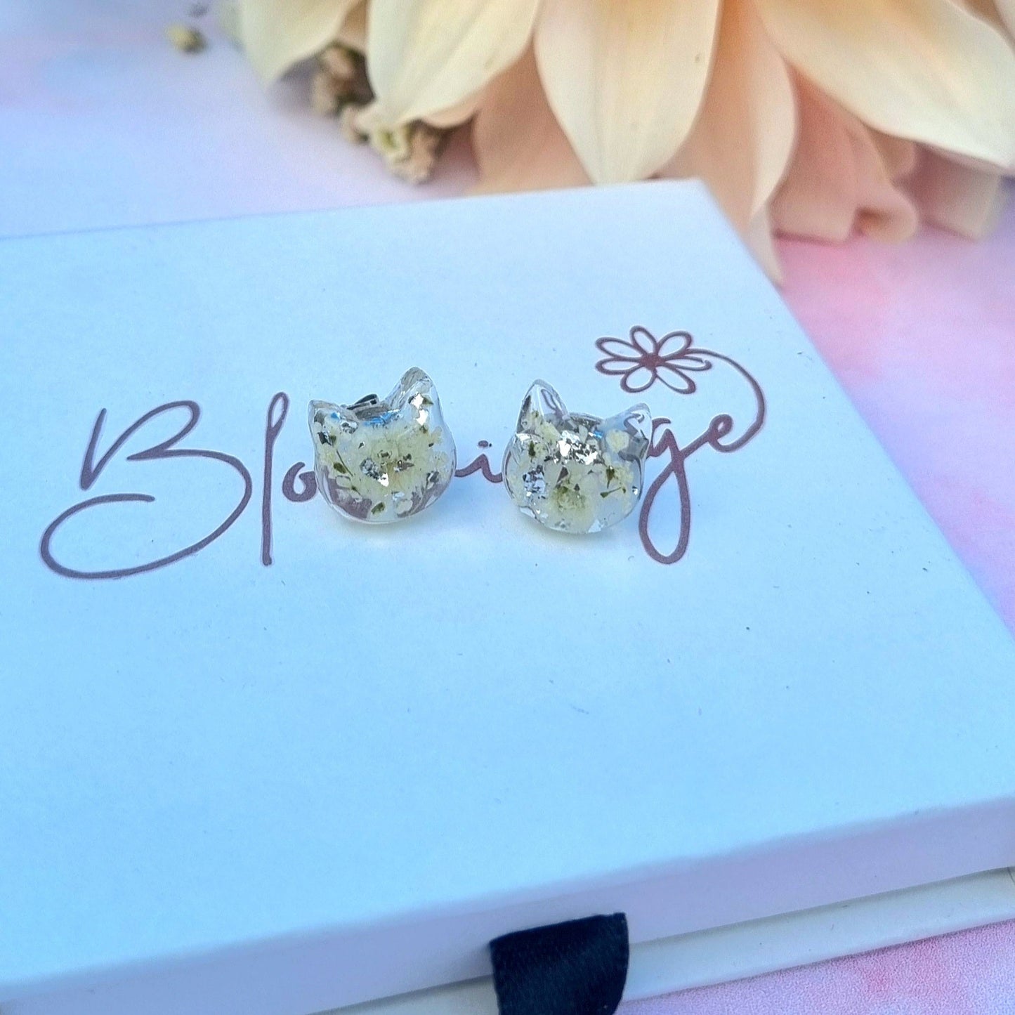 White Cat "SNOWIE" flower stud earrings